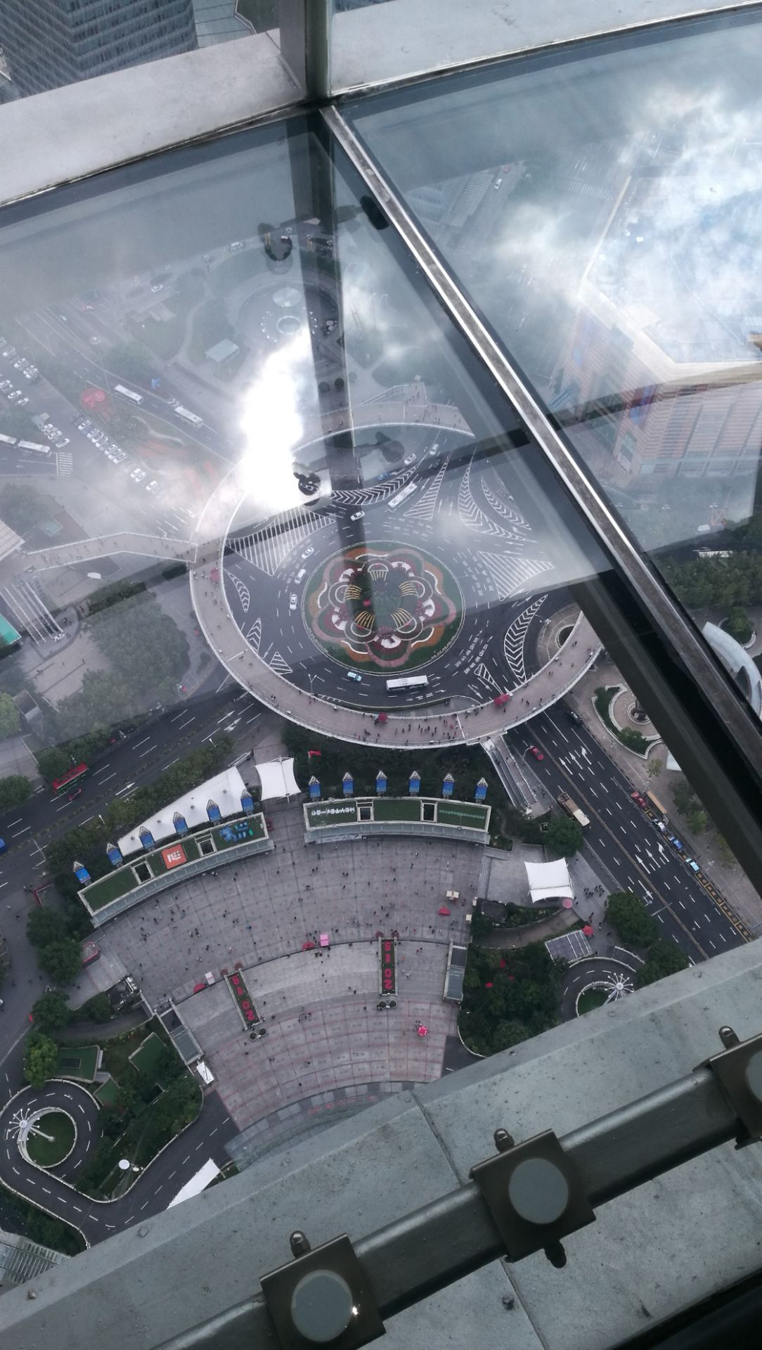 上海中心大厦玻璃走廊图片