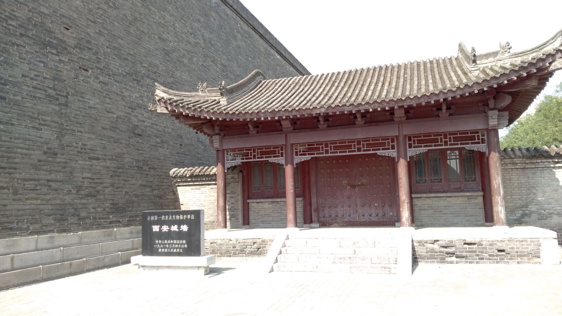 西安的玉祥门位于西安城墙的西段与莲湖区的莲湖路交叉口在安定门的