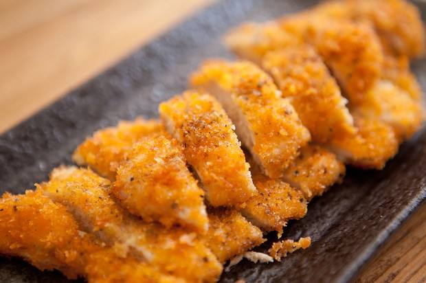 方便,服务态度不错,店里卫生挺干净,买鸡排的人不少,可以在店里吃也