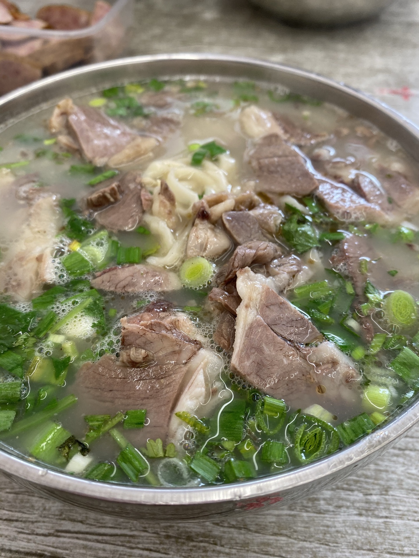 这里是山东单县的老板开的羊肉汤应该还算蛮正宗的吧但是羊肉汤有点咸