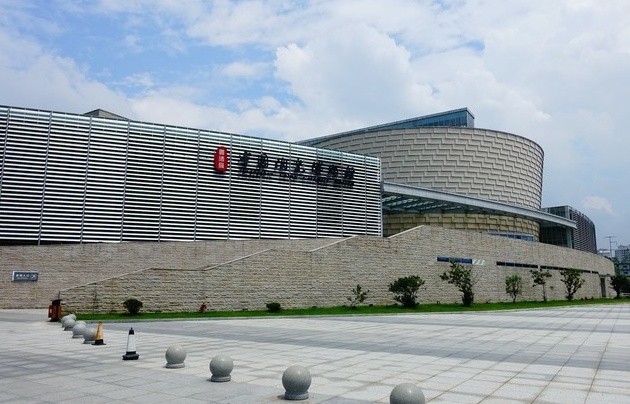 景德镇中国陶瓷博物馆与古窑瓷厂毗邻是国内第一家大型陶瓷专题艺术