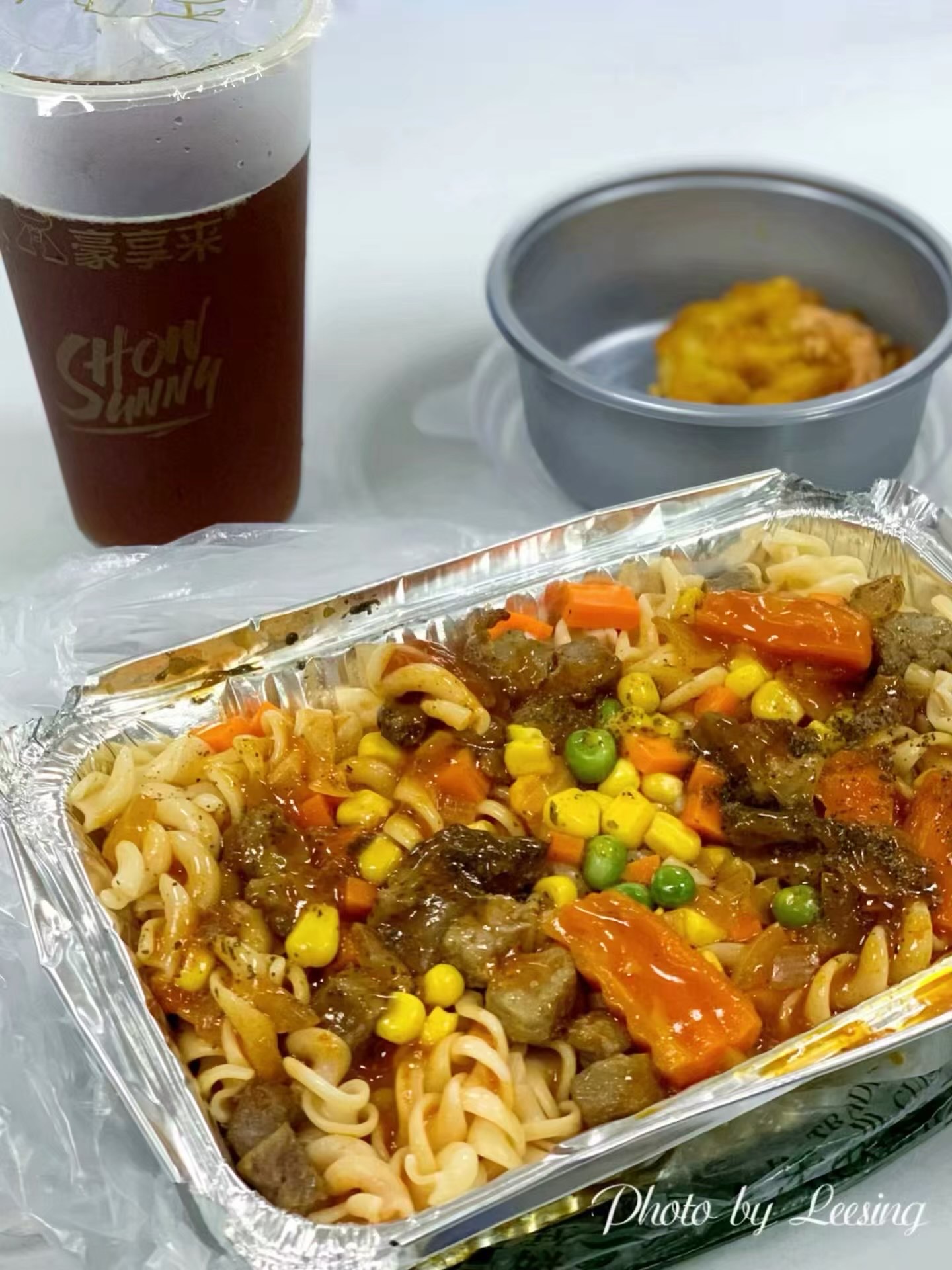 叫外卖耶,真的是特别的方便,在家就可以吃到豪享来,堂食的牛排,套餐饭