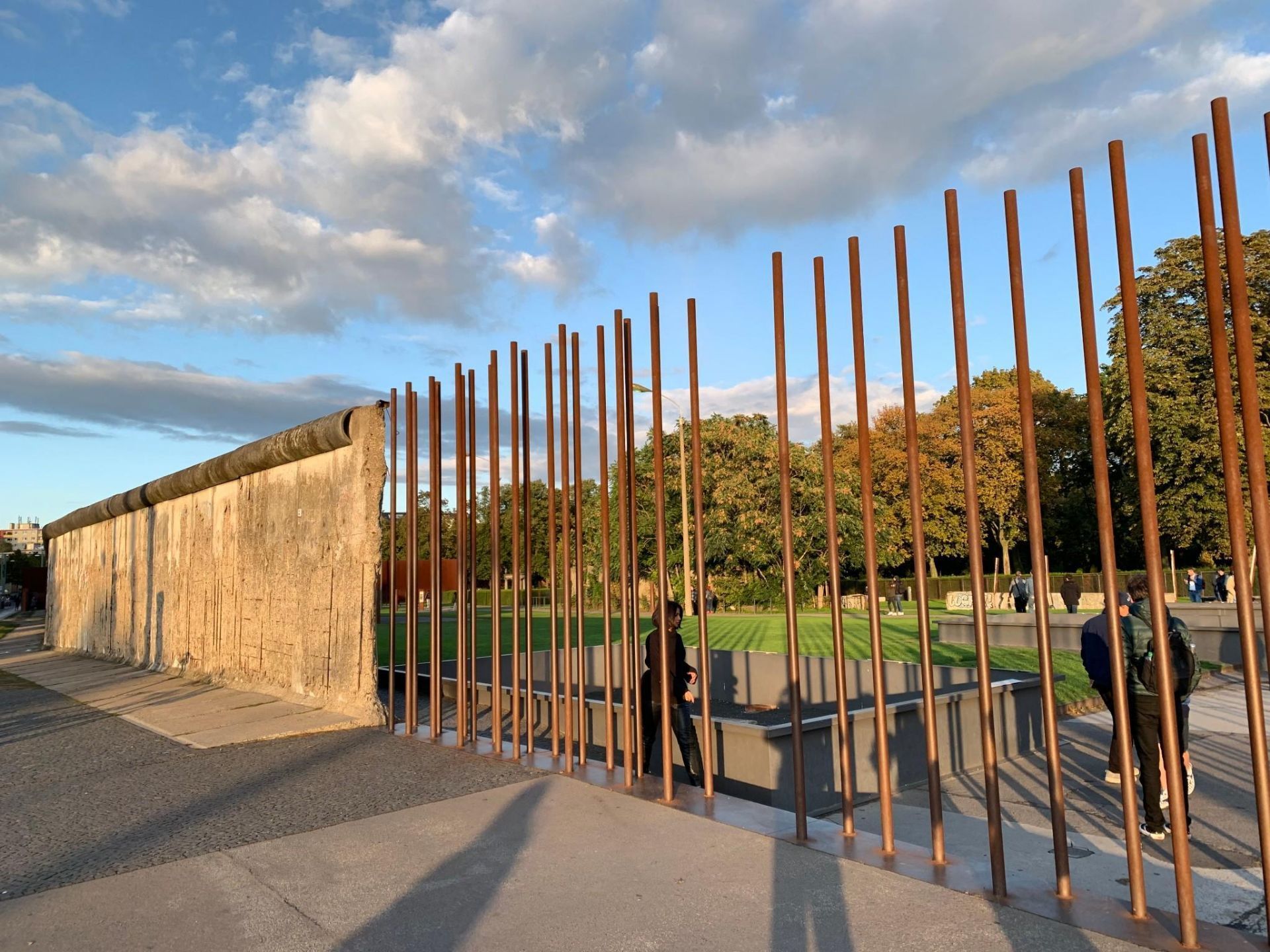 2020柏林墙遗址纪念公园游玩攻略,一片芳草茵茵的绿地,少许游