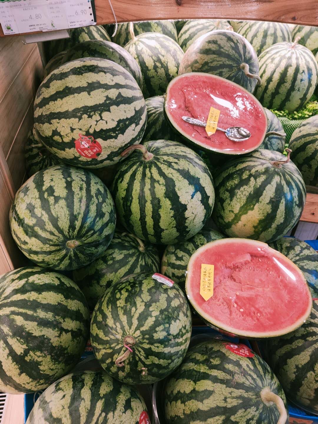 水库新村门口,百果园的水果质量还是很高的,买的西瓜好甜,不过价格