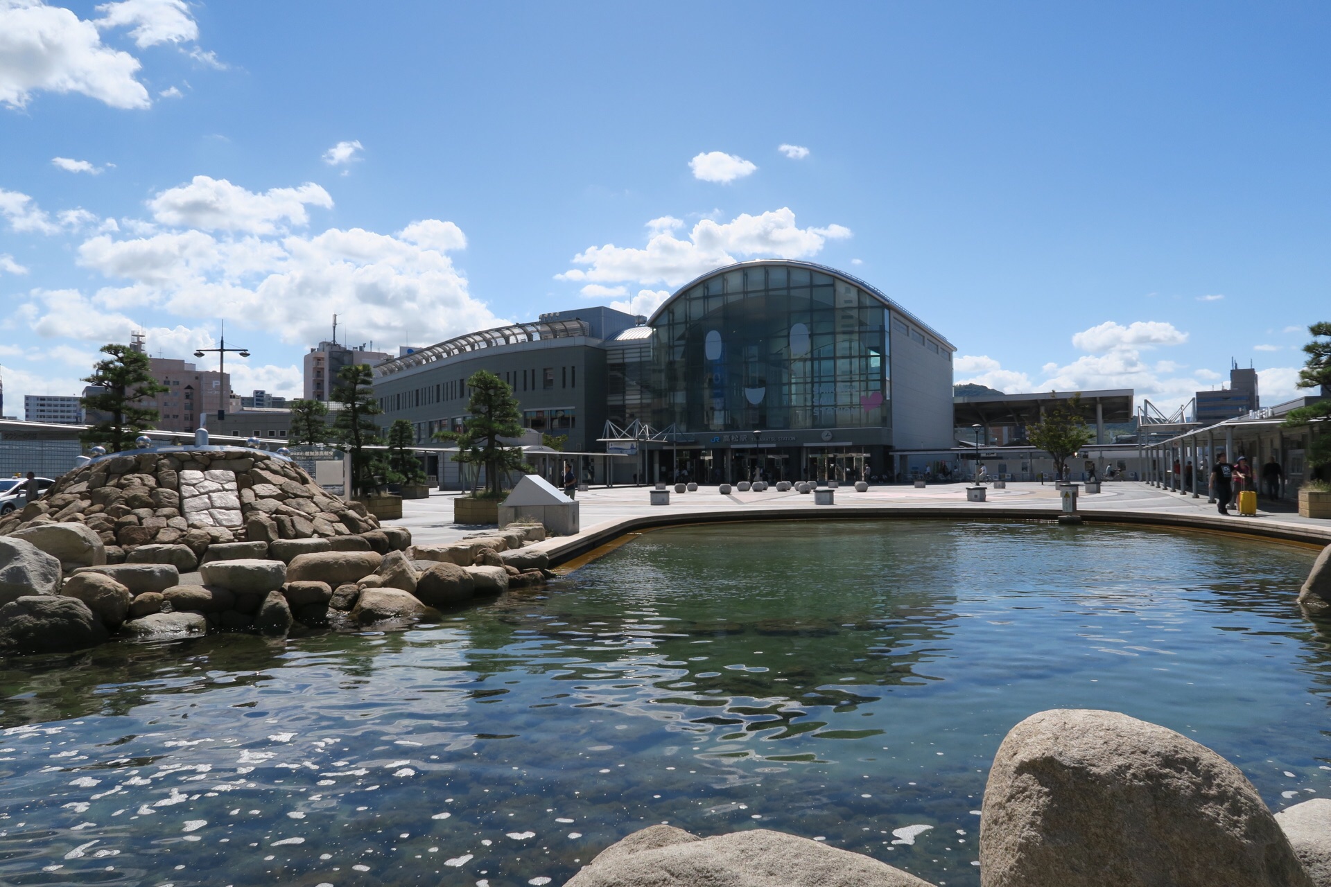 在高楼上面还有免费的观景台,可以俯瞰高松港,不过