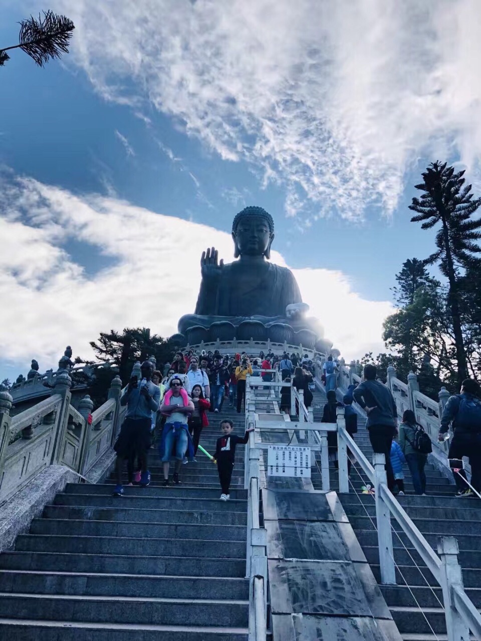 寶蓮禪寺是香港最著名的十方叢林位於大嶼山昂平高原介於鳳凰山與彌勒