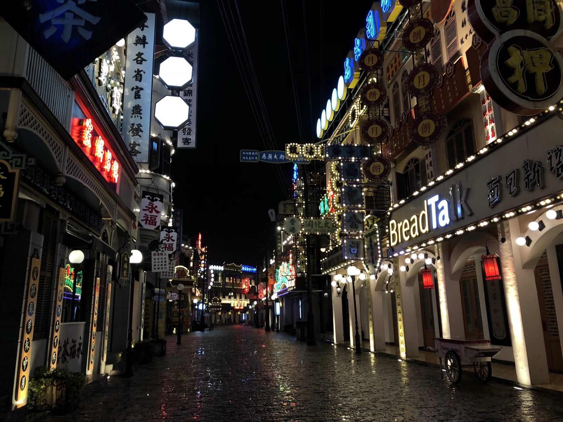 夜晚的广州街香港街特别漂亮可能因为去的当天下雨所以整条街上没什么