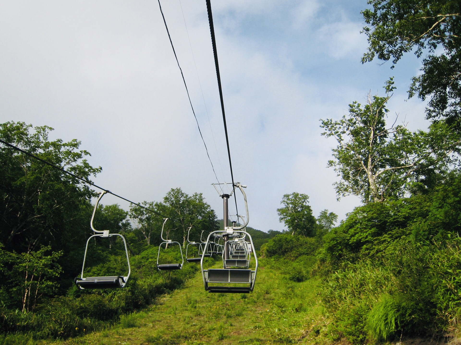温泉乡步行十分钟即可到达层云峡温泉的缆车站,搭乘黑岳空中缆车,吊椅