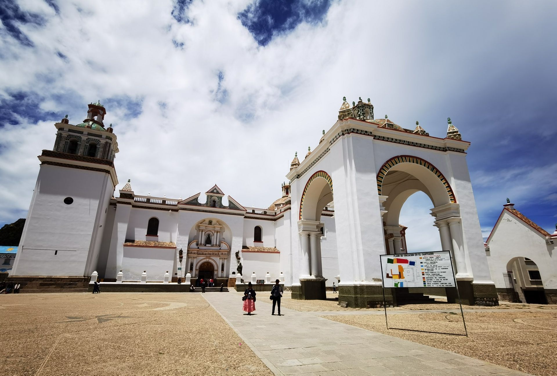 两种风格共存的天主教堂,地方位于玻利维亚与秘鲁边境的小镇,的的喀喀
