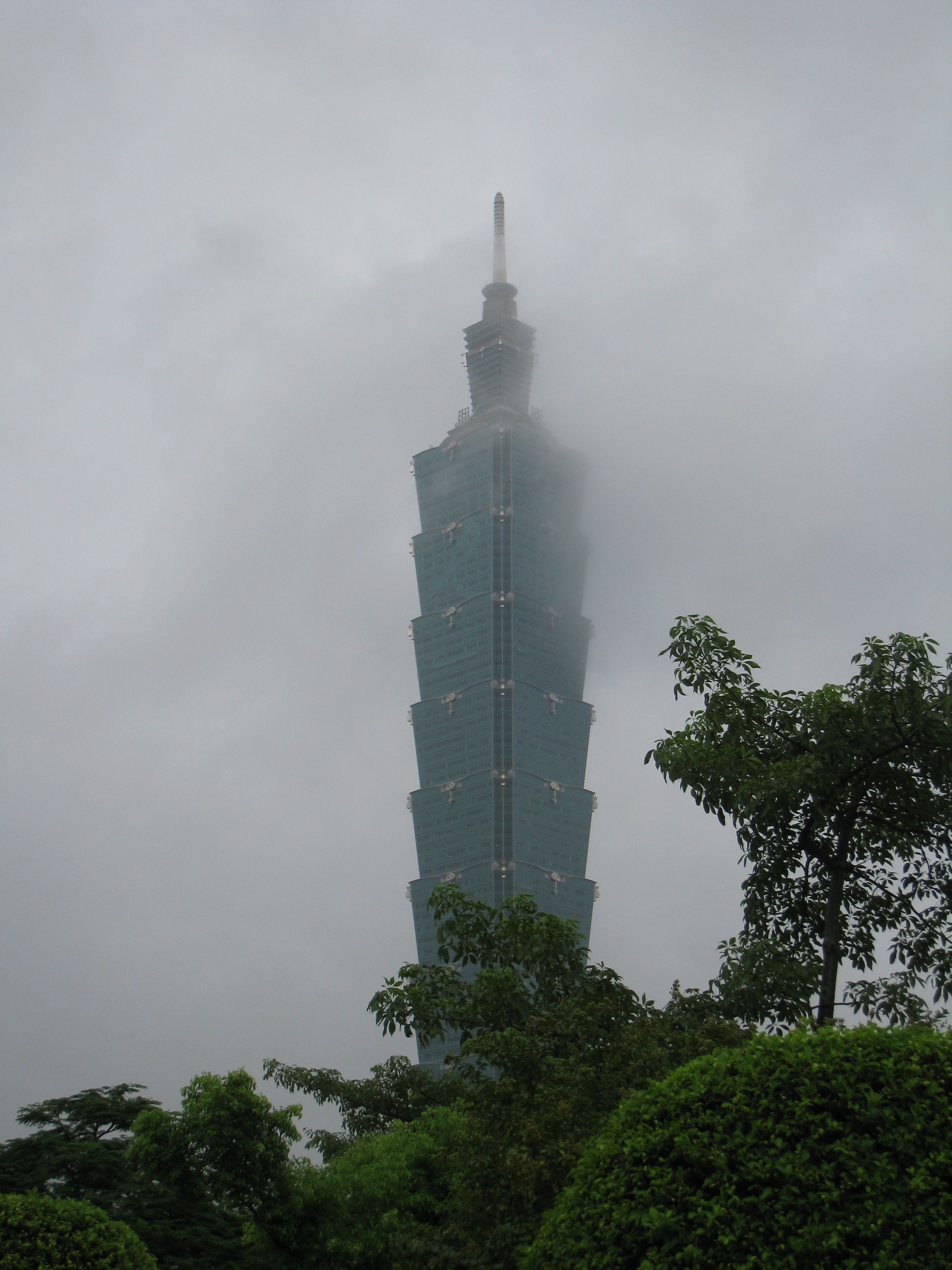 建议乘电梯登上观景平台,在室内观景台可以透过落地窗俯瞰整个台北