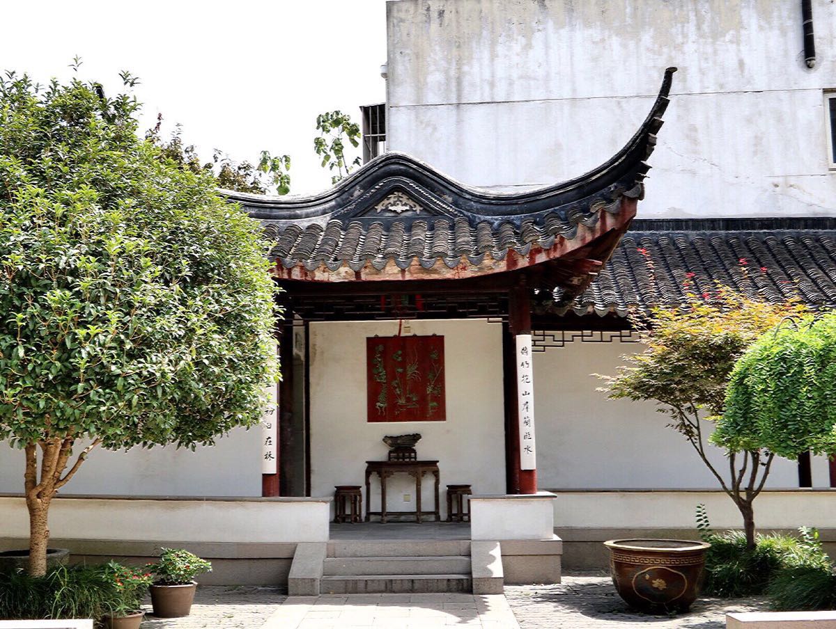 平江文化中心为苏州市控制保护古建筑,外面写着"评弹博物馆"当时还真