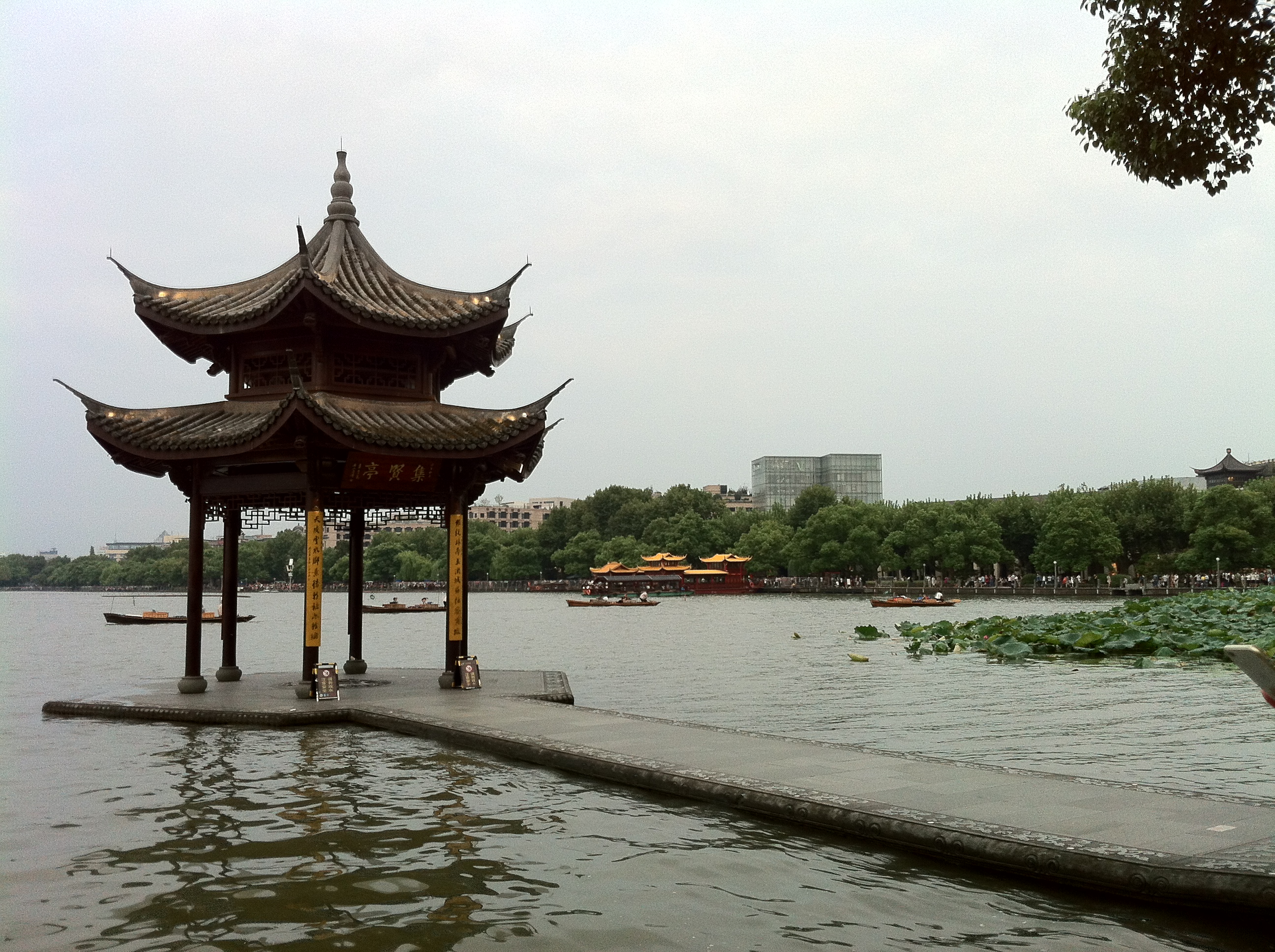 集贤亭位于杭州西湖一公园"晚节流香"石碑对面,该景点为清代西湖十八