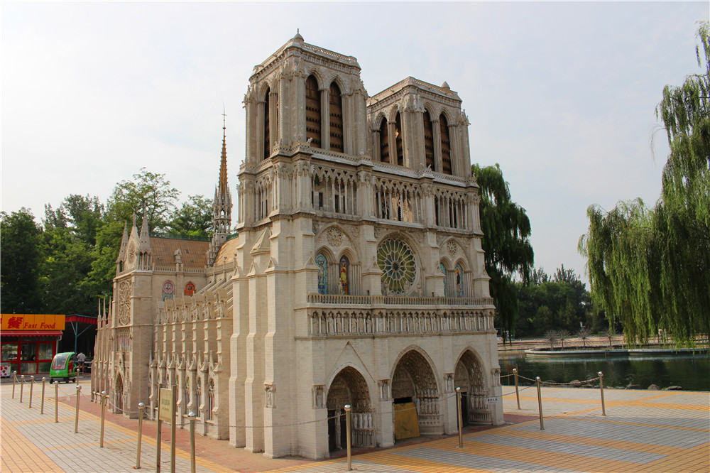则众说纷纭,圣母院的旧址有着曲折的历史,4世纪时是一座用来祭拜圣