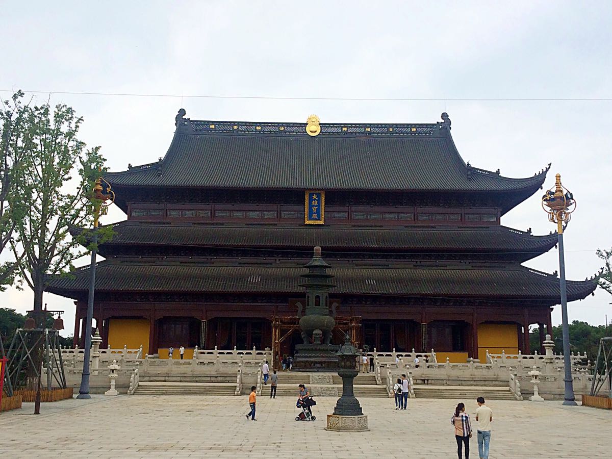 最高的水上观音阁和主寺庙区相互呼应,里面有国内最大最高的大雄宝殿