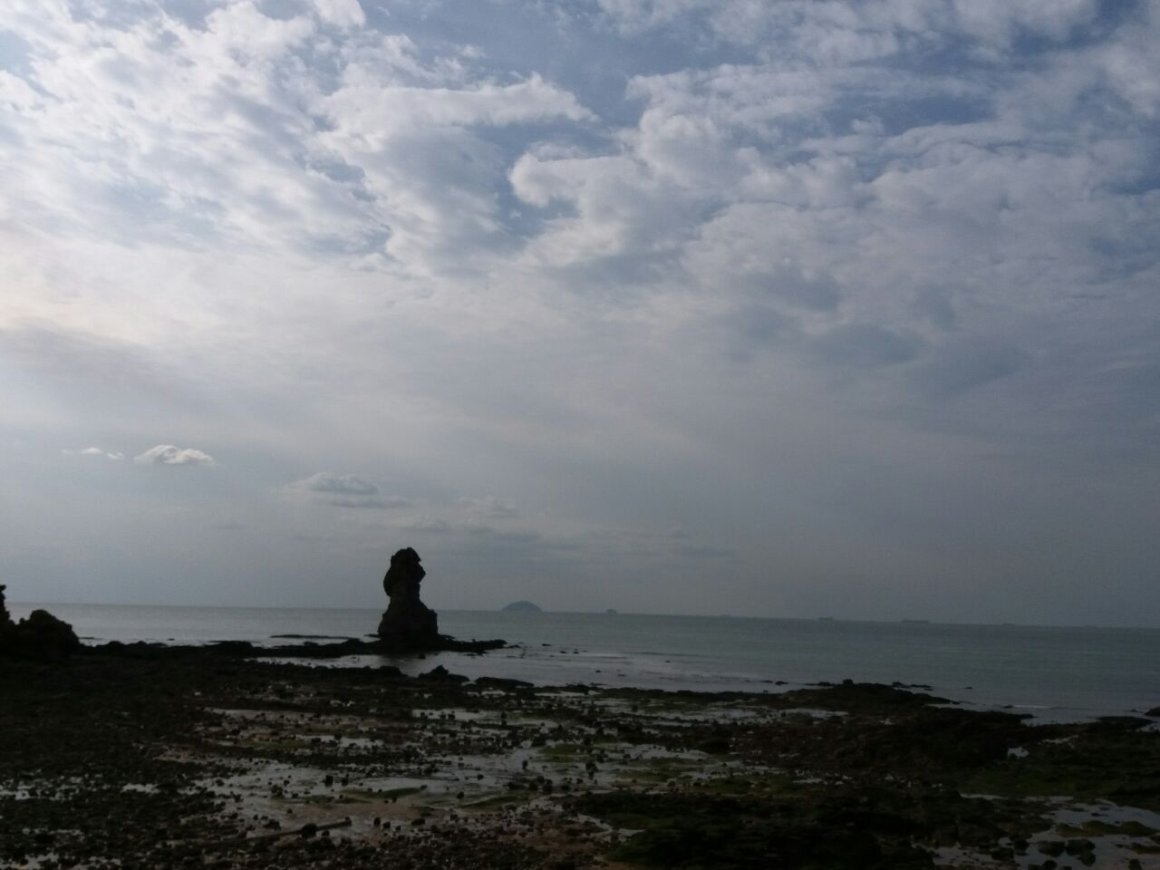 【攜程攻略】青島石老人海水浴場景點,石老人公園海邊是人們趕海的好