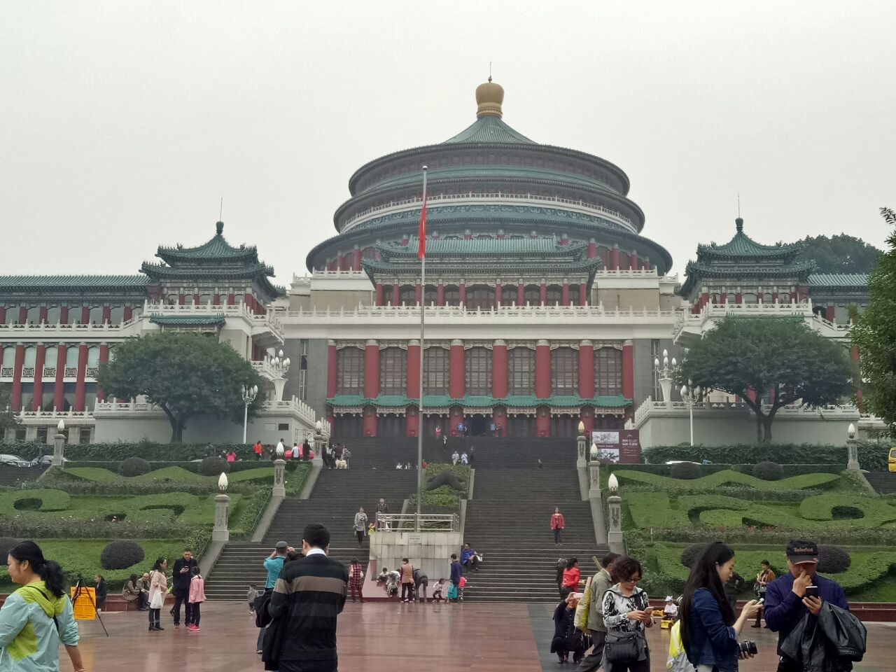 【携程攻略】重庆人民大礼堂景点,人民大礼堂和三峡博物馆是面对面的两个建筑，可以放在一起游览。人民…