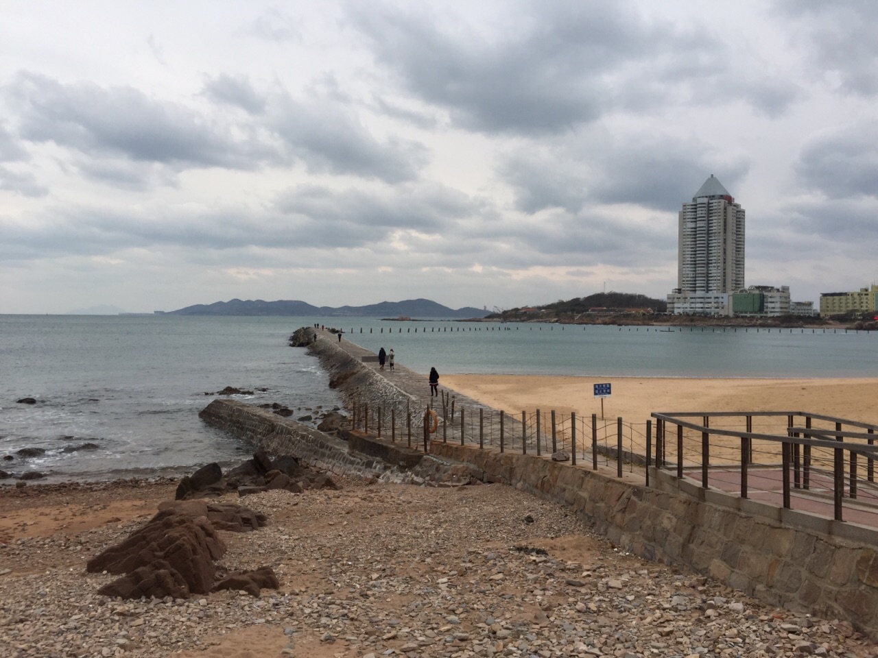 青岛第二海水浴场位于八大关景区附近,青岛市的公共交通还是很方便的