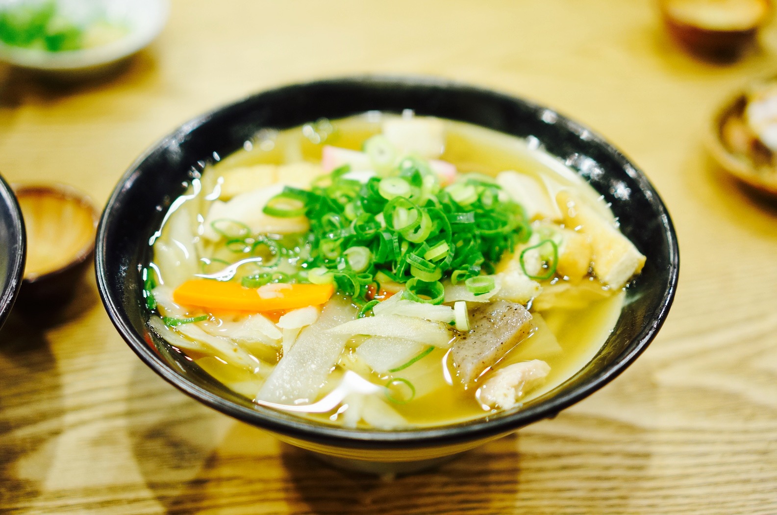 第一次来,那么我推荐你乌冬面和鸡脯肉,这是我以前经常吃的,还有鱼糕