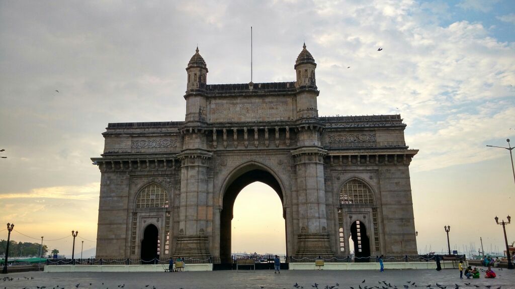 孟买的印度门正对着孟买湾,是印度的门面和标志性建筑,高大约26米,有