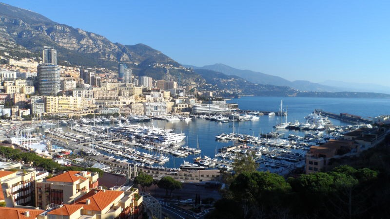 看着那么多游轮停靠在港口,代表着多少的富豪啊.