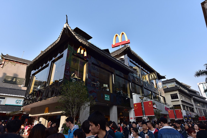 在东门老街,还有间麦当劳在中国大陆开的第一间店.