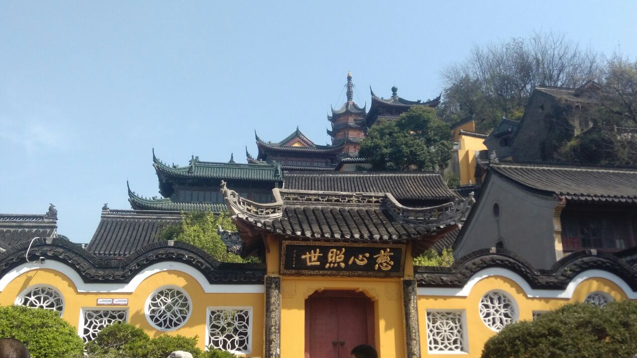 早上9点,镇江国际饭店出发,滴滴打车10分钟到了金山寺,现场买票65