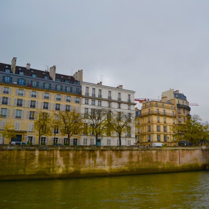 【携程攻略】巴黎圣路易岛景点,圣路易岛位于巴黎的市中心,是塞纳河上