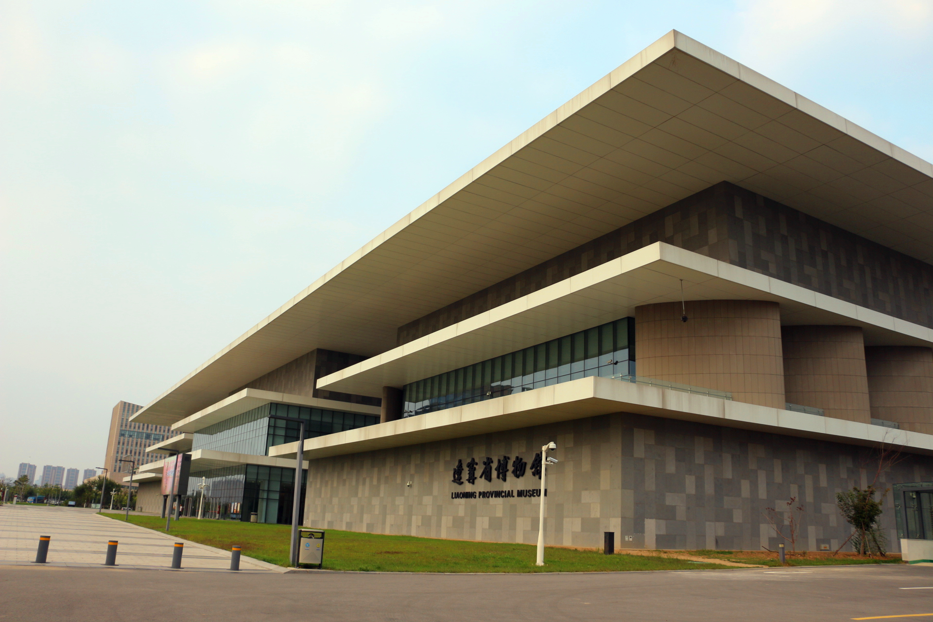 遼寧省博物館新館坐落在瀋陽市南郊,採用中西合璧的建築風格,外觀氣派