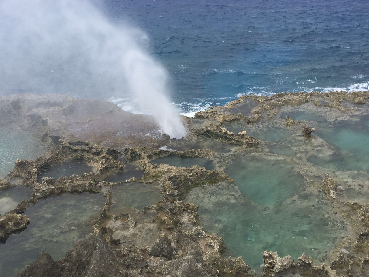 【携程攻略】天宁岛喷水海岸景点,由于海底岩石经过海水长期冲刷后产生空洞，在海水冲进洞中产生水柱，…