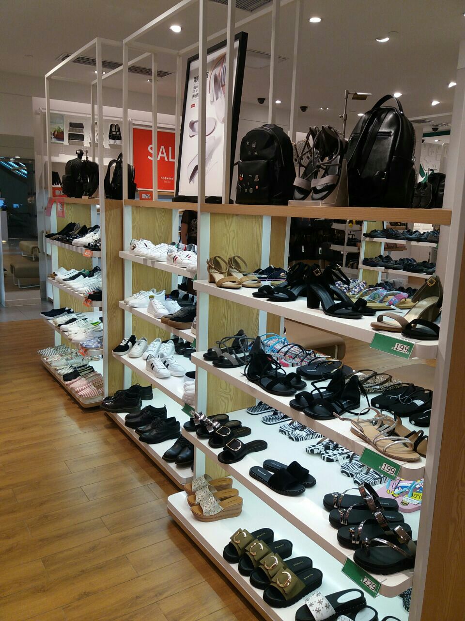 热风里面的价格真心便宜  属于随便穿穿坏了也不心疼类型 经常会有