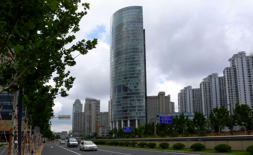 久事大厦位于上海外滩的最热闹的中山南路东门路路口,地理位置十分