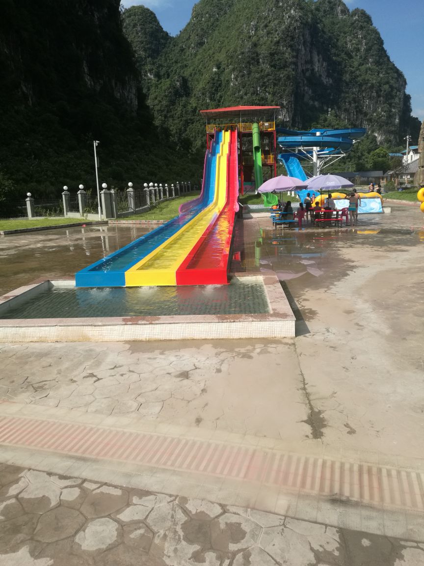 在这种小城市有这样的水上游乐场也很不错了,孩子大人都玩得很嗨,今天