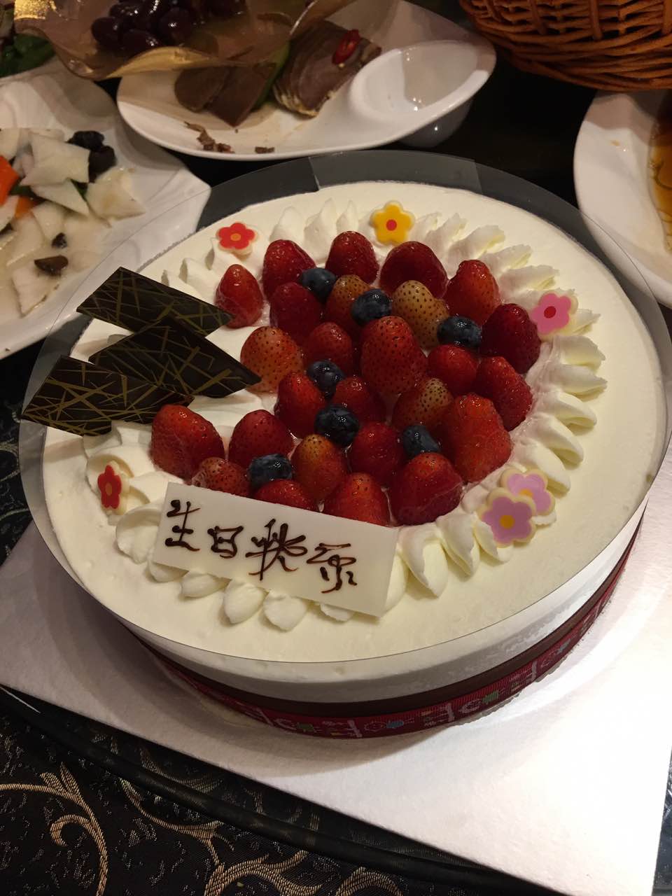 生日蛋糕,草莓很酸,奶油味道很淡,好吃