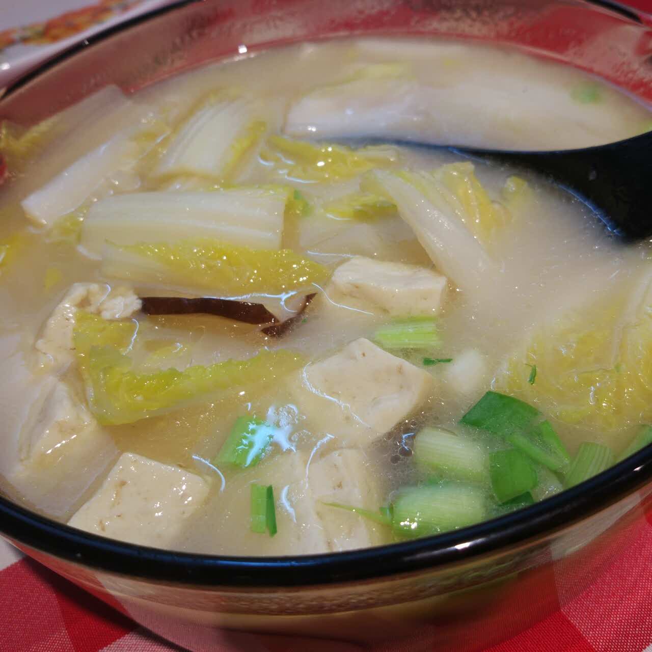 鸡汤小白菜煮榆林豆腐汤很浓但口味清淡豆腐很有特色内里有乳酪般的