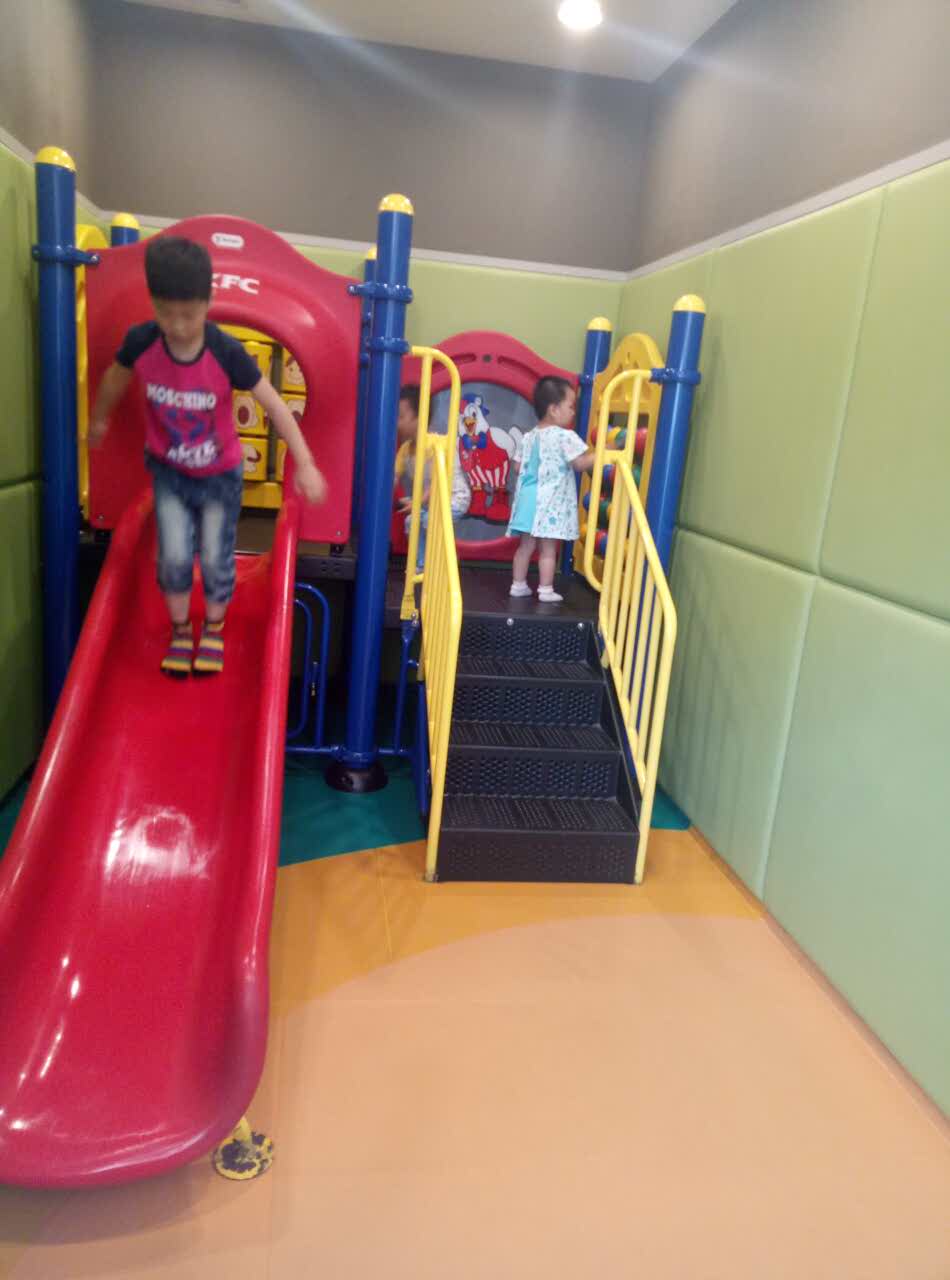 带着宝宝去玩滑滑梯.然后顺便吃个肯德基.很开心.