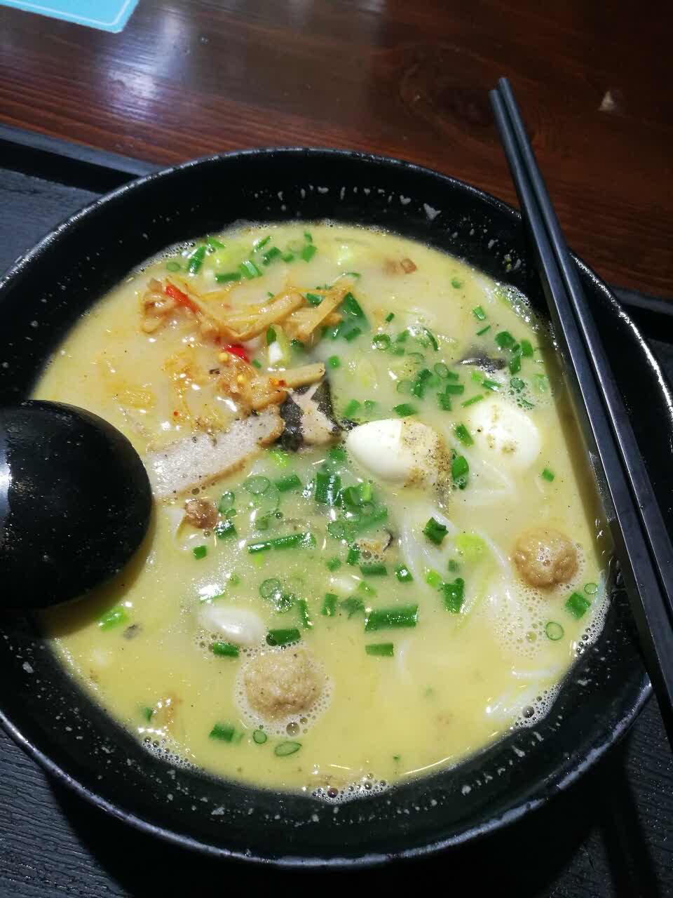 这鱼粉,汤色奶黄,鱼肉新鲜,配料多多,鱼扣,鱼饺,鱼丸,鹌鹑蛋……还有