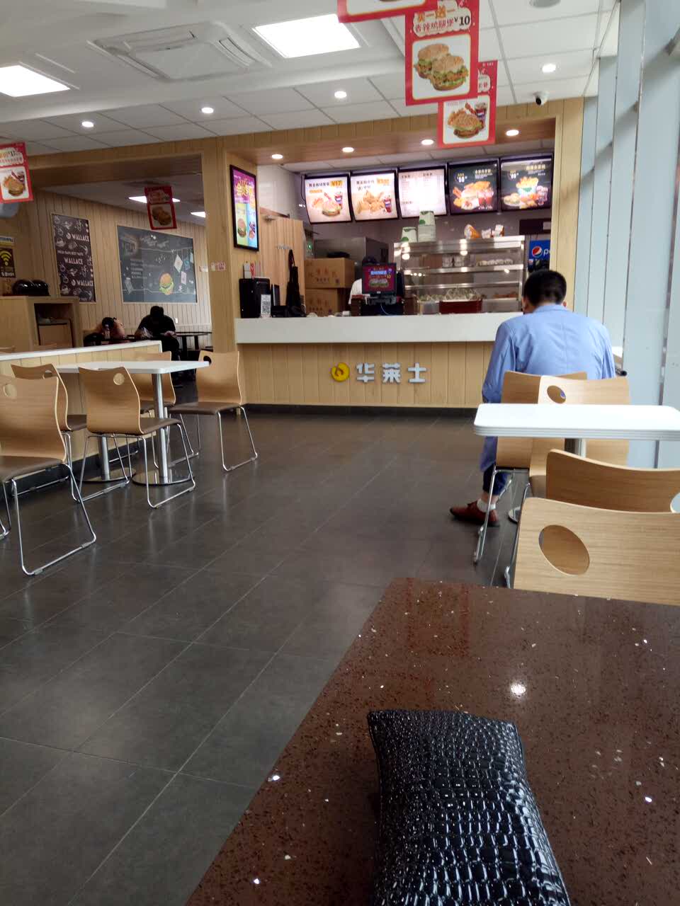 2022华莱士(体育中心店)美食餐厅,这边第一次进,为额等孩子来.