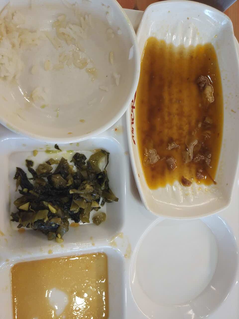 食堂吃完饭的盘子图片图片