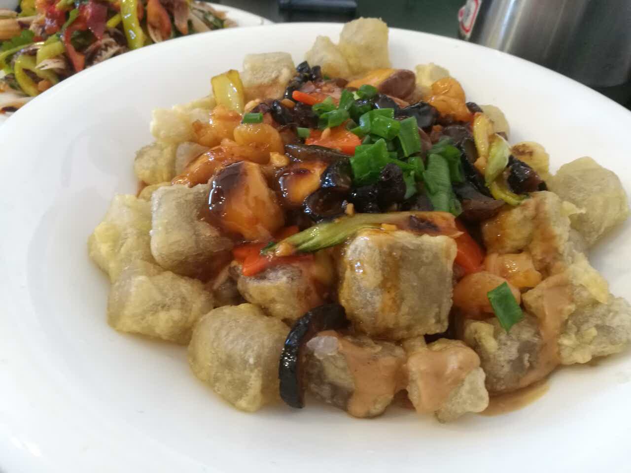 口味合适,醉蟹钳好吃,壳比较软.三鲜焖子也不错,的确是特色.