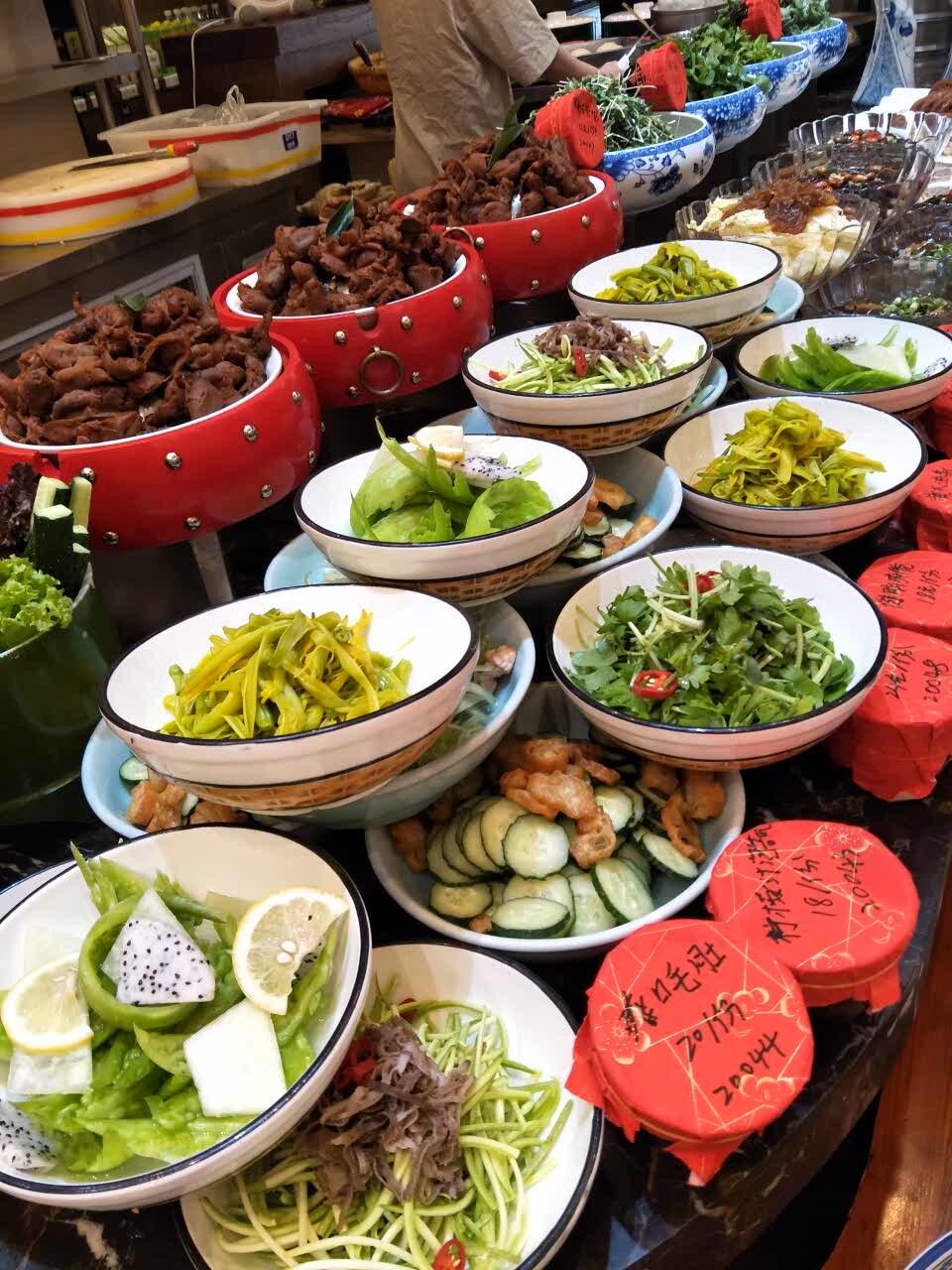 菜品丰富,很实惠,味道真的很棒,建议大家过去尝尝,买单的时候还可以