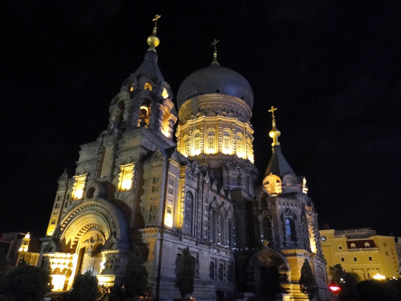 索菲亚广场由圣&middot;索菲亚教堂,犹太新会堂和建筑艺术广场三部分