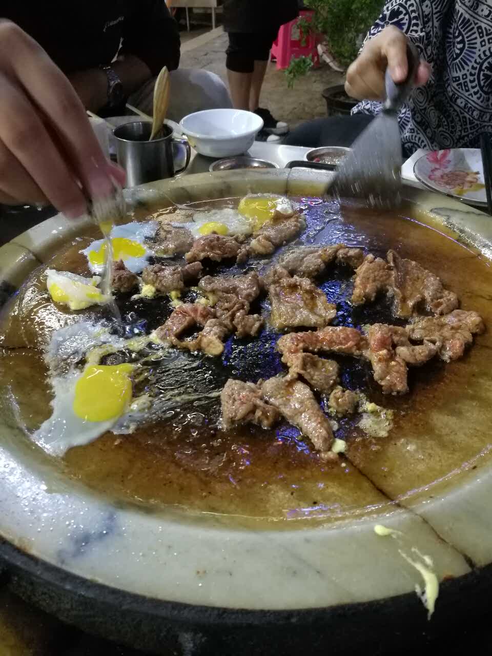 ( 0) _in2****8582 菜品很多也很实惠美味,就是桌子是铁皮的导石板烧