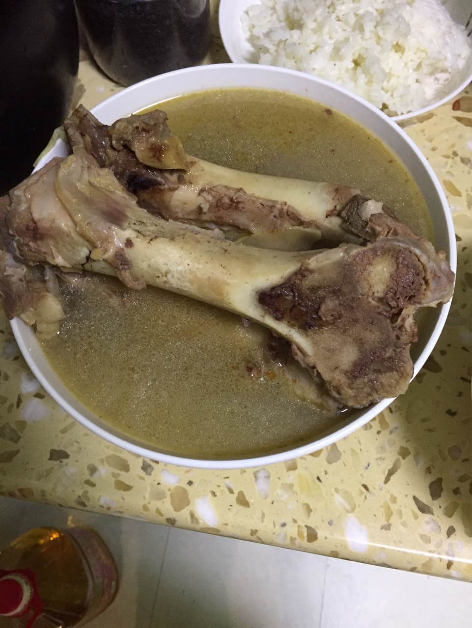 东西很好吃,两个人吃还是有点多,推荐可以当火锅吃,全筒骨煲吸骨髓很