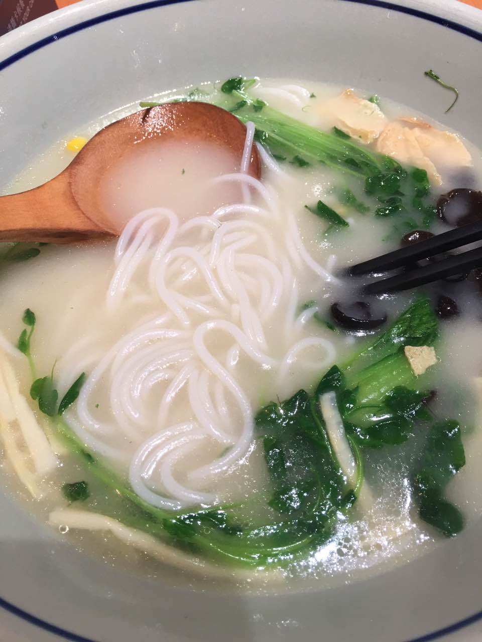 过桥米线(慈云寺远洋未来汇店)美食餐厅,环境很好 素什锦品种口感都不