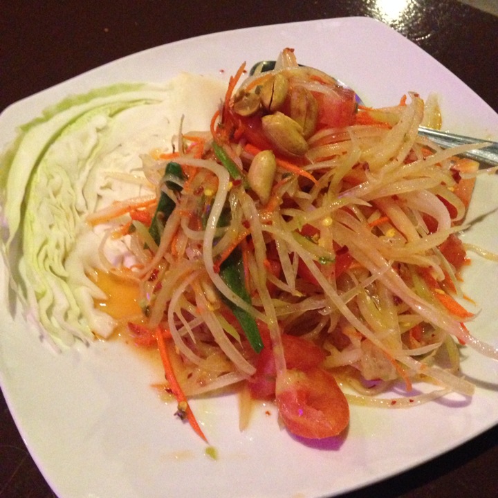 2022east wind美食餐廳,the papaya salad comes in a.