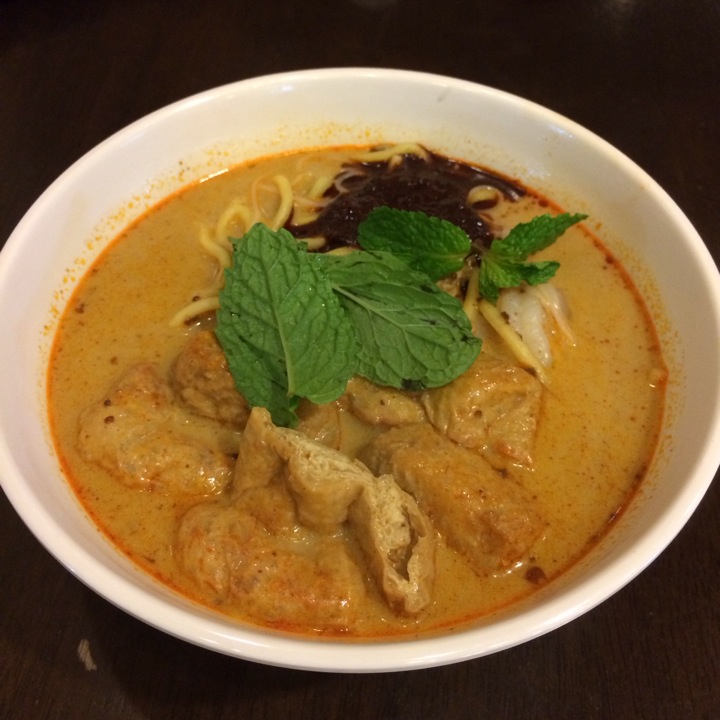 try the penang curry mee. love the chili!