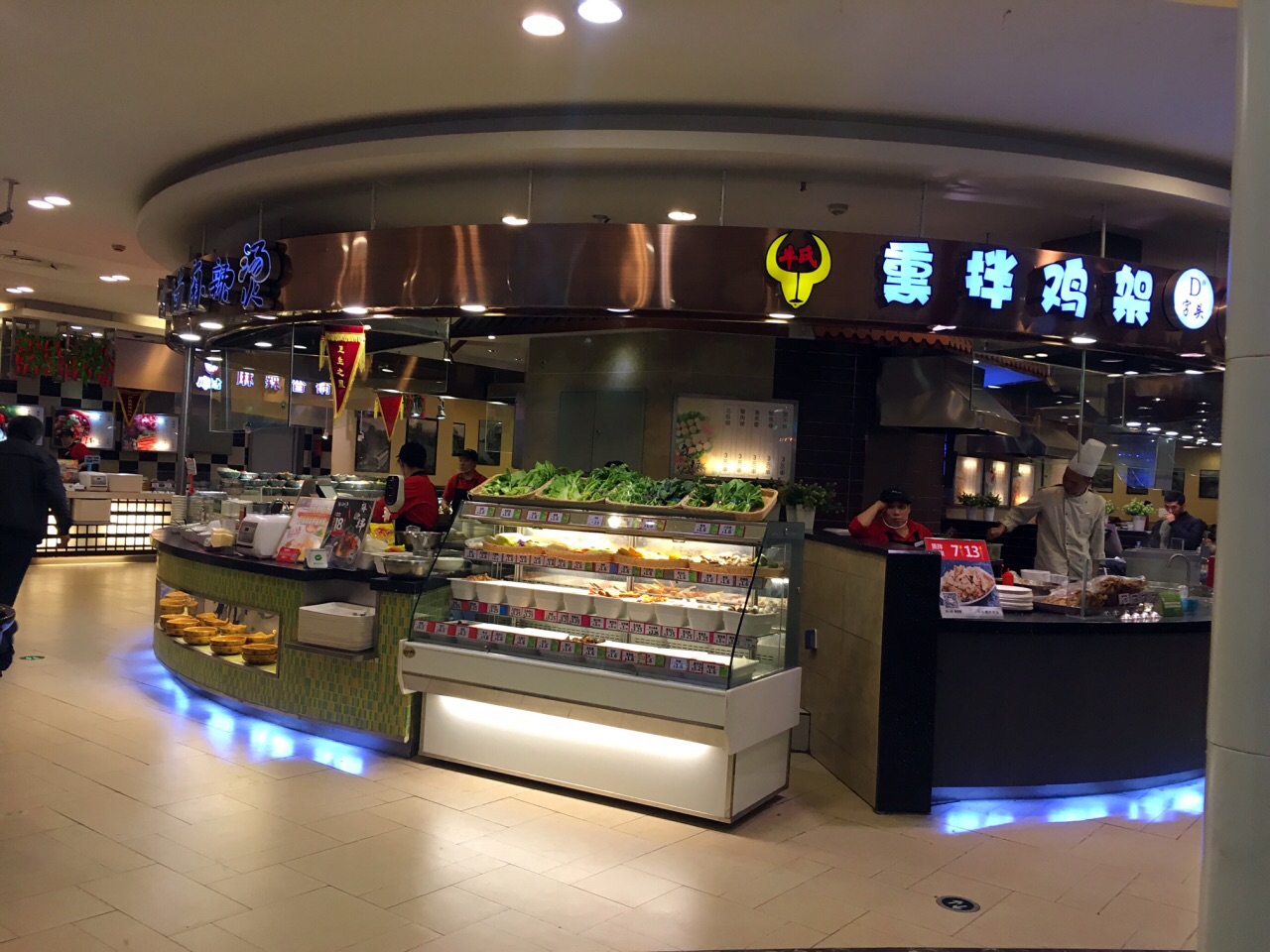 亚惠美食公园还是很干净很方便的,如果买了会员卡每次消费打9折,不买