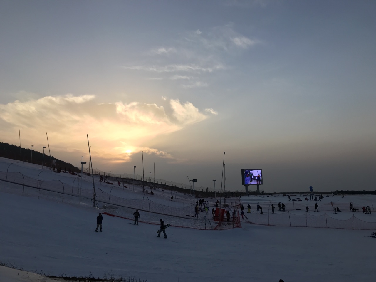 【携程攻略】巩义嵩顶滑雪场景点,规模比较大,雪道多,还有专业雪道,离