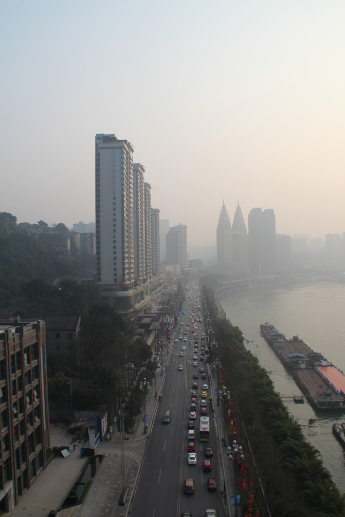 【独自一人行】:8D环绕脚下慌 雾都城里挨个浪