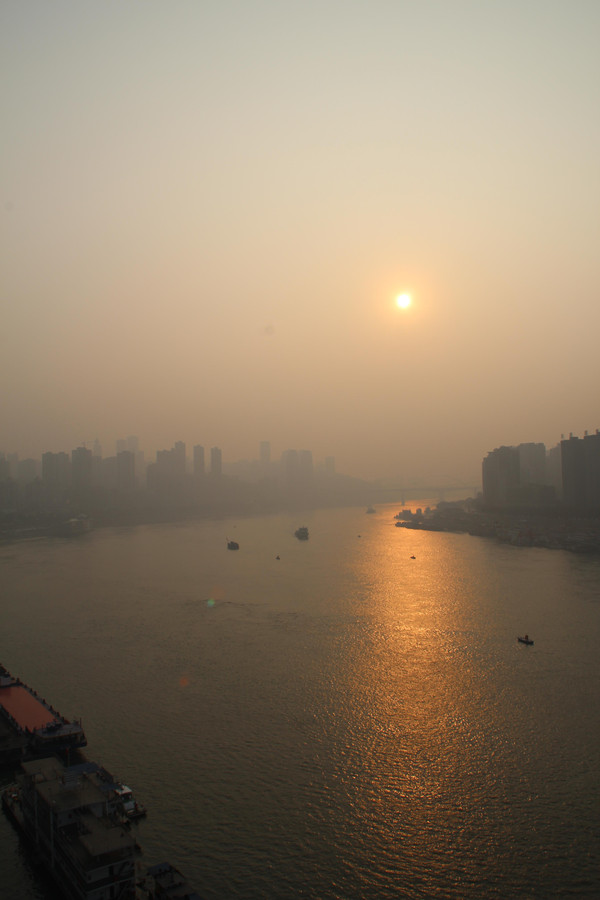 【独自一人行】:8D环绕脚下慌 雾都城里挨个浪